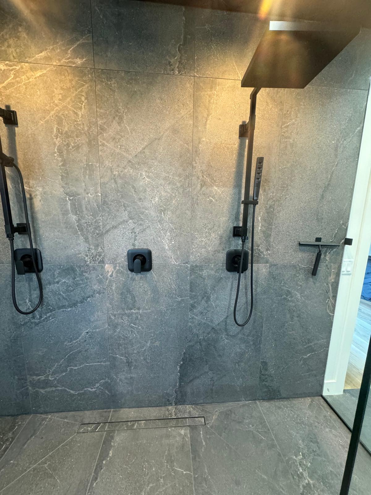 Large-format double shower in gray tile